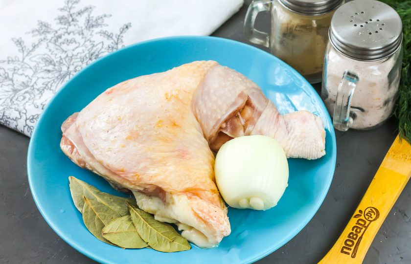 1. Этап. Бульон из куриных окорочков: Подготовьте указанные ингредиенты. Репчатый лук очистите от кожуры и промойте в воде.