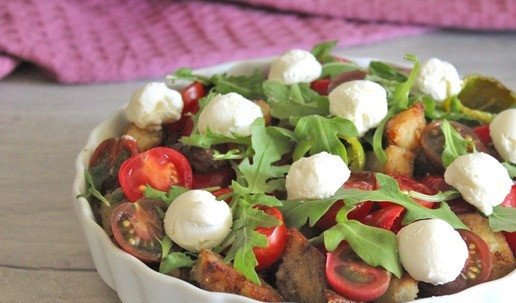 1. Этап. Салат Краски осени: Выложить хаотично приготовленные полусферы из творожного сыра поверх салата.