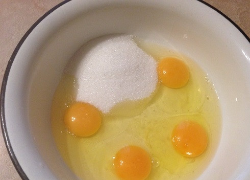 1. Этап. Рулет быстрый: Включаем духовку на 180 градусов, пусть разогревается. Вбиваем в миску яйца, добавляем обычный и ванильный сахар, щепотку соли.