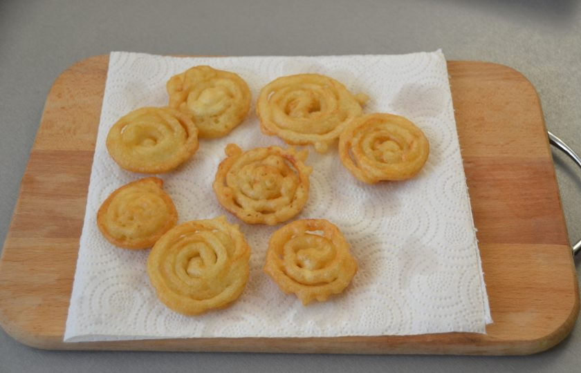 1. Этап. Хворост из жидкого теста: Готовый хворост выкладывайте на бумажное полотенце, чтобы избавиться от лишнего жира.