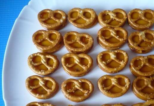 1. Этап. Крендели, запеченные с плавленым сыром Хохланд: Готовые крендели с сыром. Наслаждайтесь!