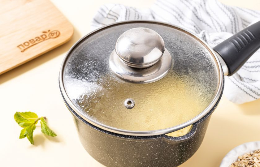 1. Этап. Овсянка с куркумой: После накройте крышкой, снимите с плиты и дайте настояться еще 5 минут.