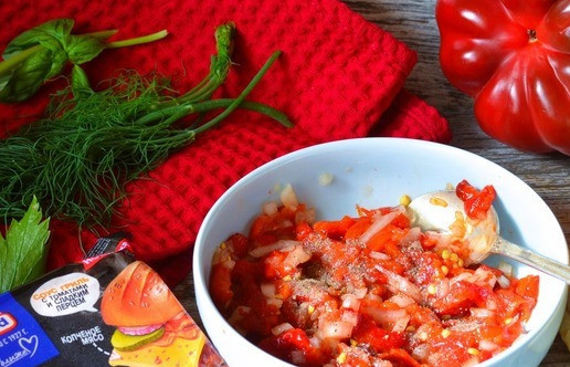 1. Этап. Бургер Пестрая осень: Смешать рубленый лук и перец, добавить по вкусу соль, уксус, сахар и чёрный молотый перец.