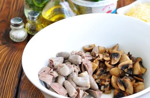 1. Этап. Салат из куриных сердечек с грибами и сыром: 3. В глубоком салатнике соедините сердечки и грибочки.