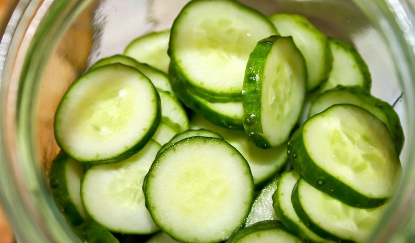 1. Этап. Огурцы по-болгарски: 8. Укладываем банку. Первыми идут огурцы.