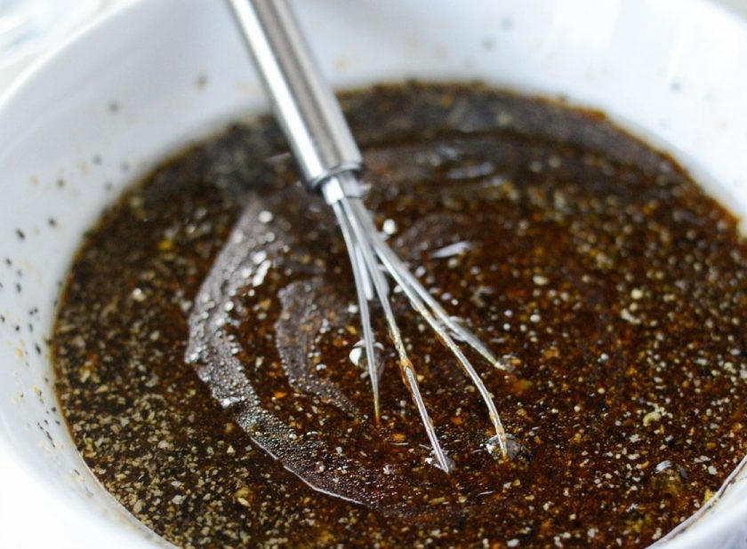 1. Этап. Кебаб из говядины и овощей: Сначала приготовьте маринад. Смешайте соевый соус, сахар, масло, перец, измельчённый имбирь и чеснок, а также луковый порошок.