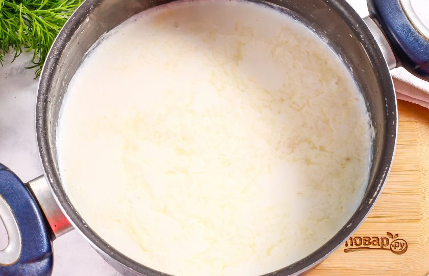 1. Этап. Домашний сыр из обрата: В горячее молоко выжмите сок половины лимона, стараясь заранее удалить из нее косточки, иначе они потом попадутся в сыре. Можно использовать лимонную кислоту — примерно 2-3 щепотки или концентрированный лимонный сок — примерно 1 ч.л. Помните, что нагрев увеличивать нельзя — оставьте молоко в таком виде, благодаря кислоте оно постепенно створожится.