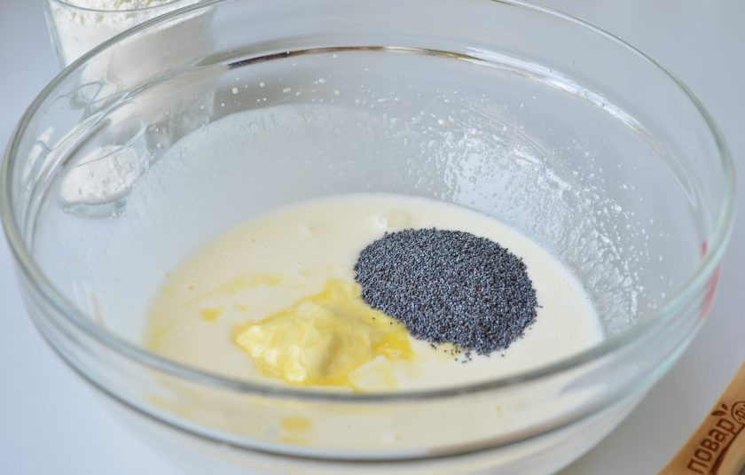 1. Этап. Коржики Маковые: 4. Введите растопленное масло и мак.