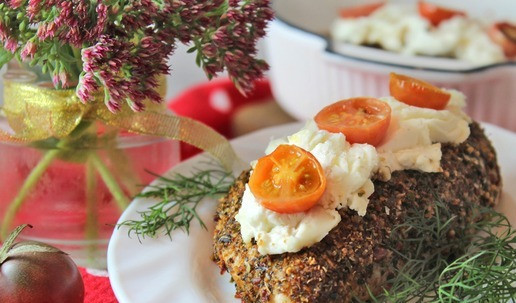 1. Этап. Куриное филе с творожным сыром: Достать куриное филе с творожным сыром из духовки, выложить на блюдо и подать к столу. Приятного аппетита!