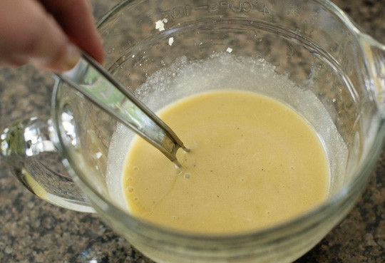 1. Этап. Салат Цезарь легкий: 3. Вот и все, заправка готова. Отложите половину и уберите в холодильник.