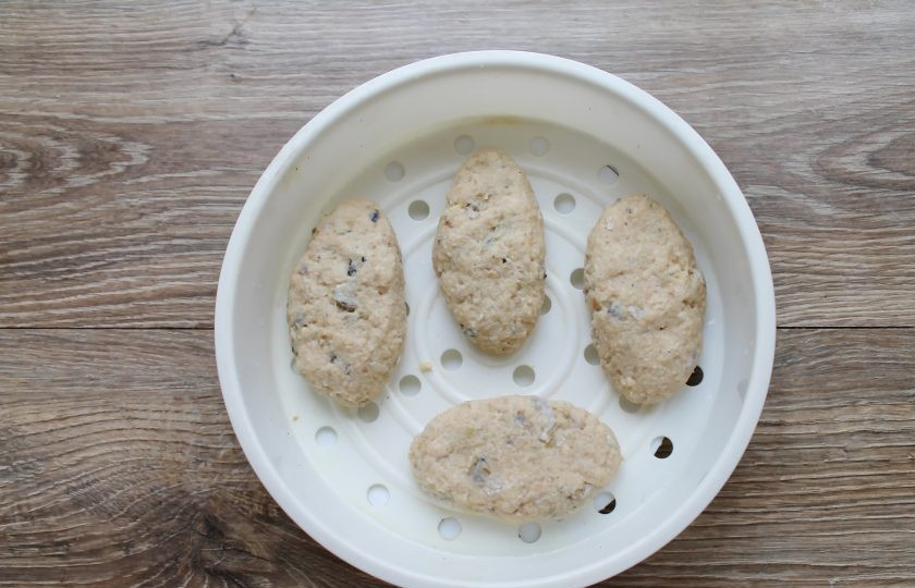 1. Этап. Котлеты из судака на пару: Разделите фарш на одинаковые части, и влажными руками сформируйте котлетки. Чашу пароварки смажьте растительным маслом и выложите котлеты.