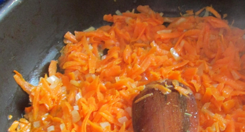 1. Этап. Борщ с тушенкой и помидорами: 2. А на третьей конфорке разогреваем масло и обжарим до румяного цвета морковь и лук, а затем добавим перетертые в пюре помидоры и тушим под крышкой еще 10 минут на маленьком огне.