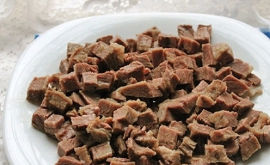 1. Этап. Салат с гранатом: Мясо говядины варим до готовности. Остужаем и нарезаем небольшими кусочками