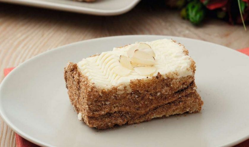 1. Этап. Бисквитное пирожное с белковым кремом: Украшаем верхушку на свое усмотрение и ставим пирожное в холодильник на 1 час. Приятного аппетита!