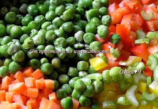 1. Этап. Курица в соусе из зеленого горошка: Добавьте мелко нарезанные перцы, морковь, сельдерей и горошек. Готовьте 5-7 минут, помешивая.