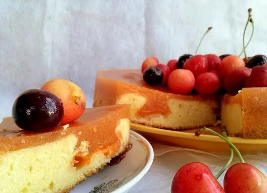 1. Этап. Тирольский пирог: 6 Затем выложите сверху черешню и вишню, полейте сверху отложенным абрикосовым желе и поставьте в холодильник еще на 40 минут. Приятного чаепития!