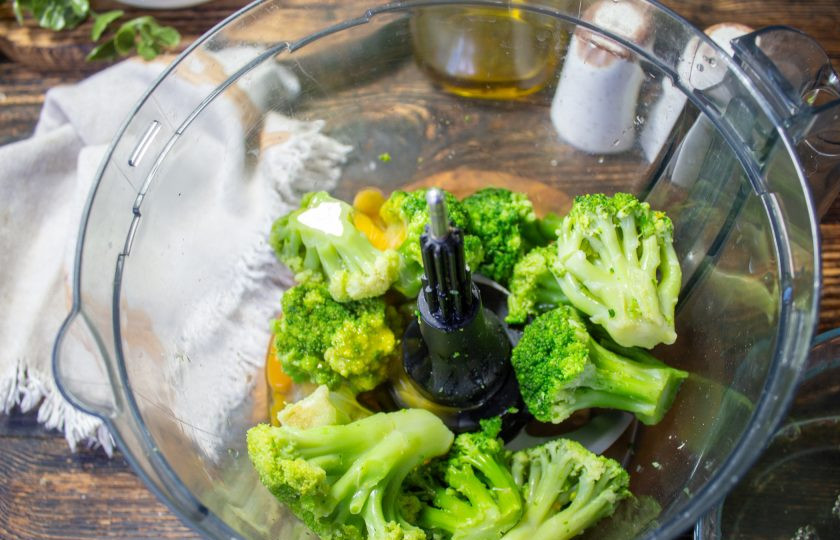 1. Этап. Рулет из брокколи с творожным сыром: Яйца разделите на белки и желтки. Белки поместите в чистую и сухую чашу, а желтки отправьте к капусте в блендер.