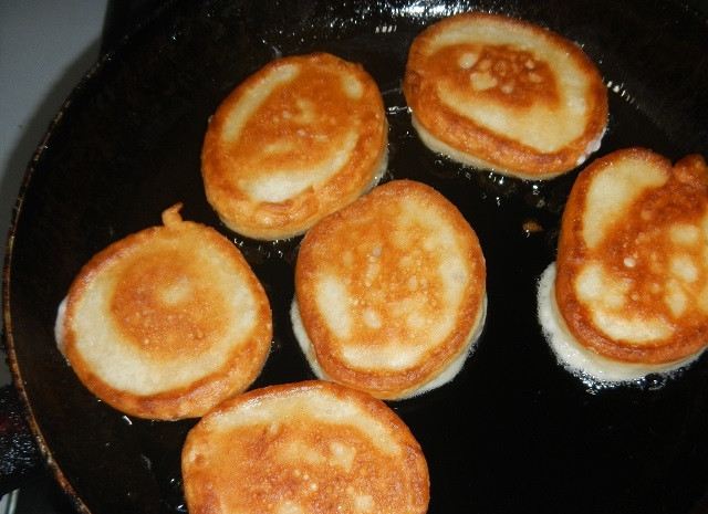 1. Этап. Оладьи на простокваше: Жарьте с двух сторон, до румяного цвета.