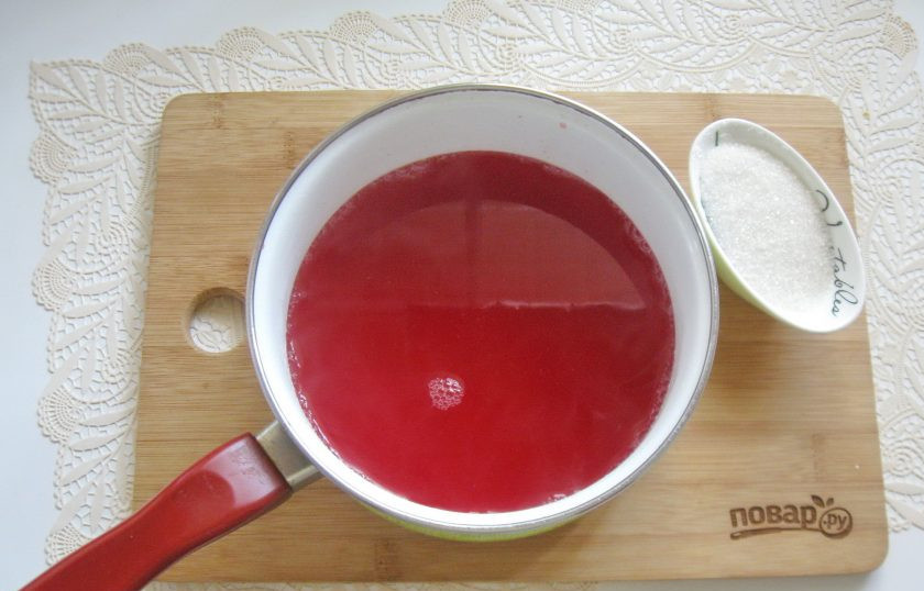 1. Этап. Морс из кизила: Добавьте сахар по вкусу, перемешайте и проварите еще 3-4 минуты.