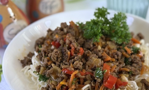 1. Этап. Соус Болоньезе по-азиатски: Подавать, положив в тарелку лапшу, сверху положить соус и подавать горячим.