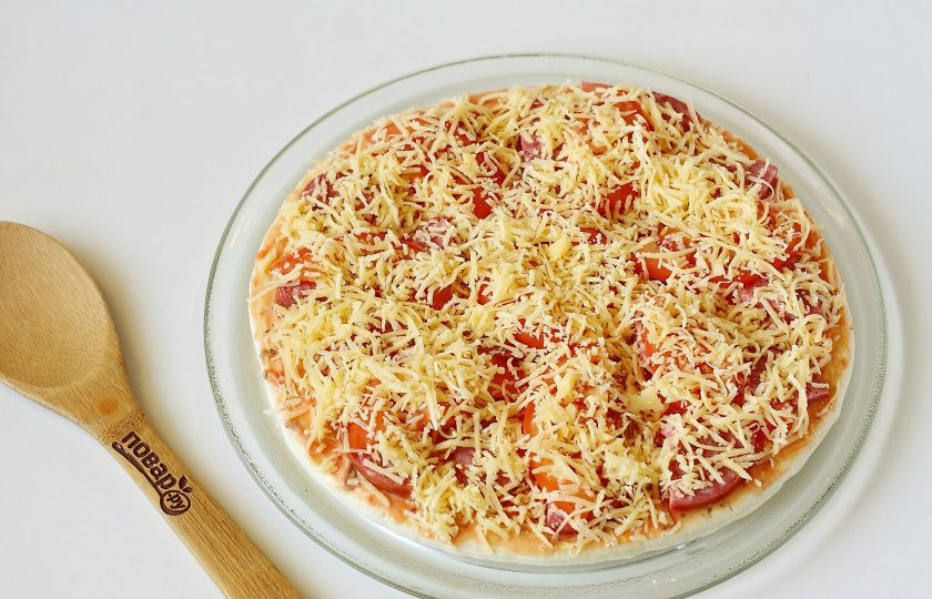 1. Этап. Пицца на готовой основе в микроволновке: Затем посыпьте все тертым сыром. Отправьте пиццу на 5 минут в микроволновку и выпекайте при мощности 800 Вт.