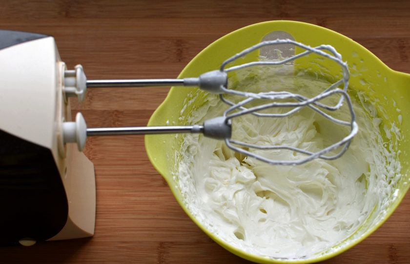 1. Этап. Эклеры Клубника со сливками: Сливки взбейте с сахарной пудрой в пышную массу. Аккуратно перемешайте с начавшим застывать клубничным пюре.