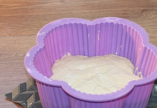 1. Этап. Ванильный кекс с малиновой пропиткой: 8. Перекладываем тесто в форму. Форму предварительно смазываем холодным сливочным маслом и посыпаем дно мукой. Если силиконовая форма, то не смазываем маслом. Выпекаем кекс минут 40 при t 170 С. Затем переключаем на t 180 С и допекаем минут 10-15. Готовность кекса проверяем деревянной шпажкой.