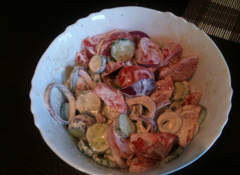 1. Этап. Салат Дачный из свежих овощей: Перемешиваем. Салат готов!