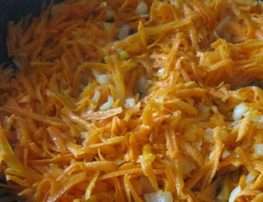 1. Этап. Голубцы из квашеной капусты: 2. Отправляем морковь и лук жариться на сковороду. В середине жарки добавляем мелко нарезанный или выдавленный чеснок. Жарим до готовности.