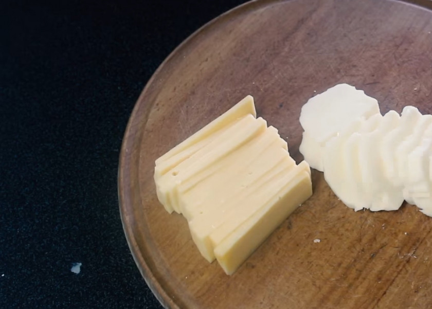 1. Этап. Закусочный хлеб с сыром и зеленью: 1. Нарежьте тонкими брусочками твердый сыр и Моцареллу или Сулугуни.