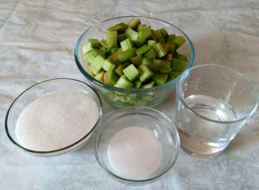 1. Этап. Мармелад из ревеня: Подготовьте указанные ингредиенты, стебли ревеня очистите от оболочки с помощью ножа и порежьте небольшими кусочками.