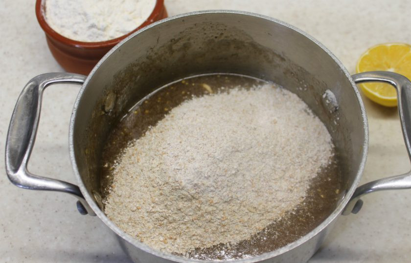 1. Этап. Медово-имбирные пряники: Насыпаем в кастрюлю цельнозерновую муку и все перемешиваем.