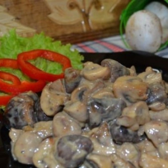 Куриные сердечки с шампиньонами в сметане