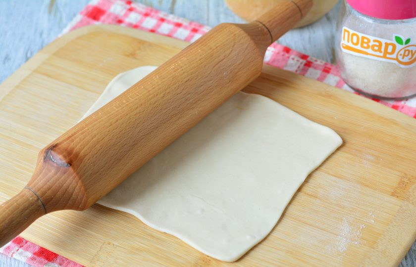 1. Этап. Слойки из слоеного теста с клюквой: Каждый кусочек теста раскатайте скалкой на доске припыленной мукой.
