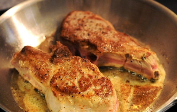 1. Этап. Тушеные телячьи ребрышки: В высокой сковороде растопить сливочное масло и обжарить ребрышки с обеих сторон по 2-3 минуты до золотистой корочки.