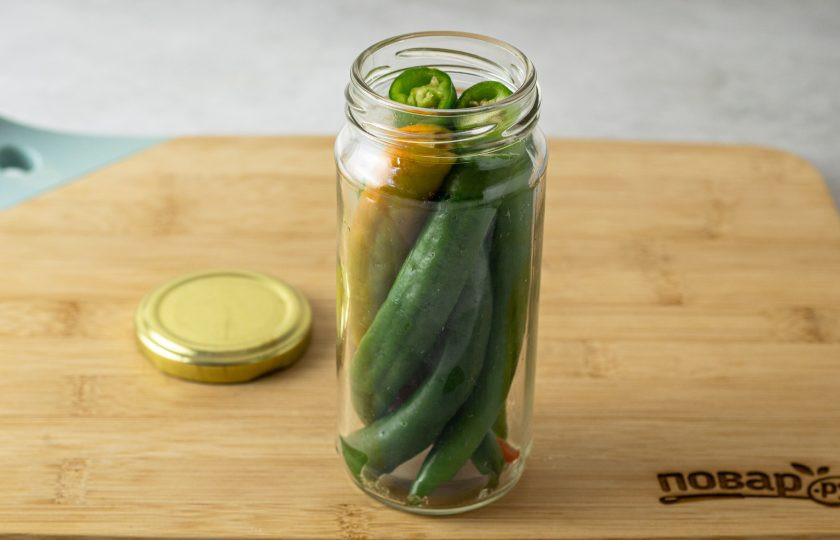 1. Этап. Пикантный острый перец на зиму: Плотно выложите острый перец в чистую стерилизованную баночку.