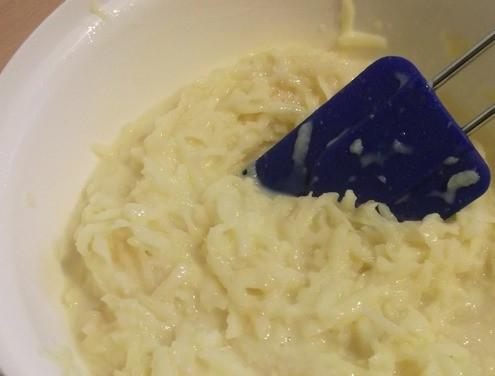 1. Этап. Оладьи из прокисшего молока: Возьмите два больших и сладких яблока. Они не должны быть слишком мягкими. Очистите их от кожуры, достаньте сердцевину и косточки. Натрите яблоки на крупной терке, вмешайте в яично-молочную смесь.