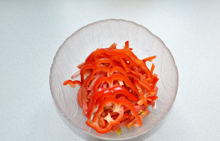 1. Этап. Салат Крабовое море: И очищенный от семян перец.