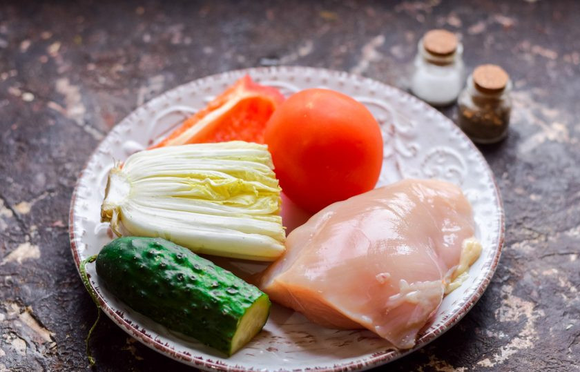 1. Этап. Салат Яркий праздник с курицей: Подготовьте ингредиенты. Филе отварите до готовности, овощи сполосните и просушите.