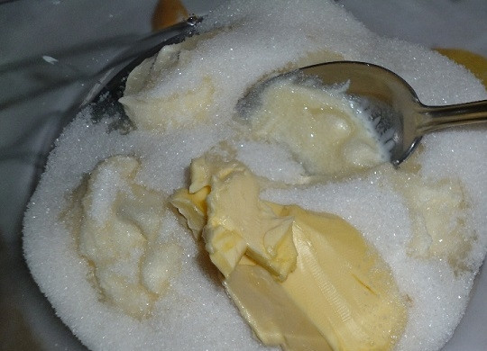 1. Этап. Тесто на сметане для торта: 1. Сметану, размягченное сливочное масло и сахар разотрите до однородности.