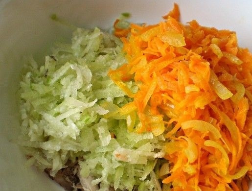 1. Этап. Салат с зеленой редькой: 6. Лук и морковь остужаю и только после этого добавляю в салатник.