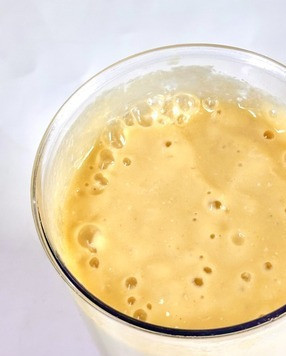 1. Этап. Смузи Солнечный: Добавить молоко с овсянкой, ещё раз пробить до кремового состояния.