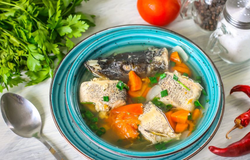 1. Этап. Уха из щуки в мультиварке: Извлеките стручок перца из бульона. Выложите части рыбы в тарелку, влейте бульон с овощами. Подайте к столу уху из щуки горячей вместе с хлебом. Блюдо можно дополнить сметаной или майонезом по вкусу. Приятного аппетита!