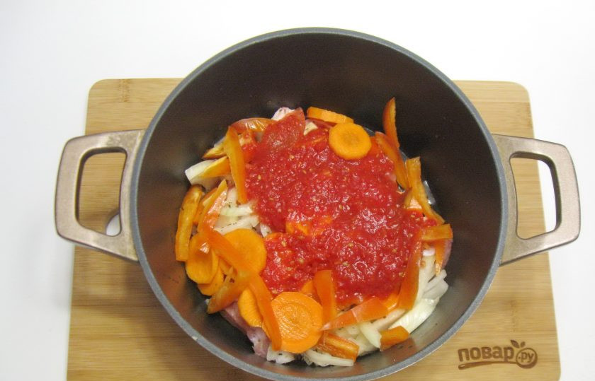 1. Этап. Басма в казане: Следующий слой - помидоры. Но я их измельчила в блендере.