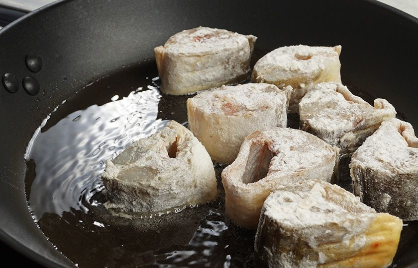 1. Этап. Жареная навага: 3. Выложите на сковороду с заранее разогретым растительным маслом. Жарьте на среднем огне до румяной корочки с двух сторон.