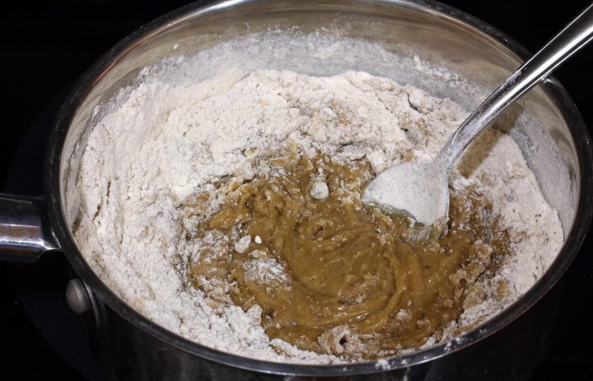 1. Этап. Вкусные пряники: 4. В остывшую смесь добавьте сыпучие ингредиенты, которые ранее соединили в миске.