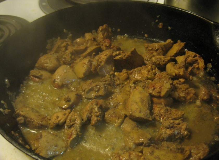 1. Этап. Мусс из печени куриной: 2. Небольшой кусочек сливочного масла растопить на сковороде. Луковицу очистить и измельчить, отправить в масло и жарить до золотистого цвета. Затем добавить печень. Классический рецепт мусса из печени куриной может содержать рекомендации жарить печень до тех пор, пока снаружи она не схватится, а внутри будет оставаться еще розовой. Данный вариант подойдет лишь для тех субпродуктов, происхождение которых точно известно. В других случаях лучше прожарить печень до полной готовности.