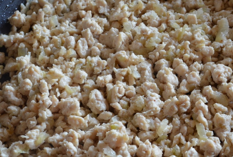 1. Этап. Блинчики с фаршем и яйцом: Куриное филе пропустите через мясорубку и добавьте на сковородку к луку. Обжаривайте вместе в течение 15 минут. Затем добавьте вино, перемешайте и через пару минут отставьте.