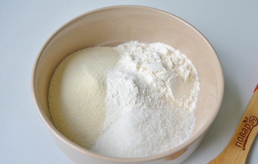 1. Этап. Яблочный пирог за 7 минут: 2. Смешайте сухие ингредиенты для пирога: манка, мука, сахар, разрыхлитель. На это у меня ушла 1 минута.