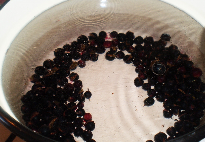1. Этап. Компот из свежих ягод: 2. Черную смородину нужно тщательно вымыть, удалите все хвостики и другой ненужный мусор, который может вам попасться. Отправляем ягоды в воду, доводим до кипения.